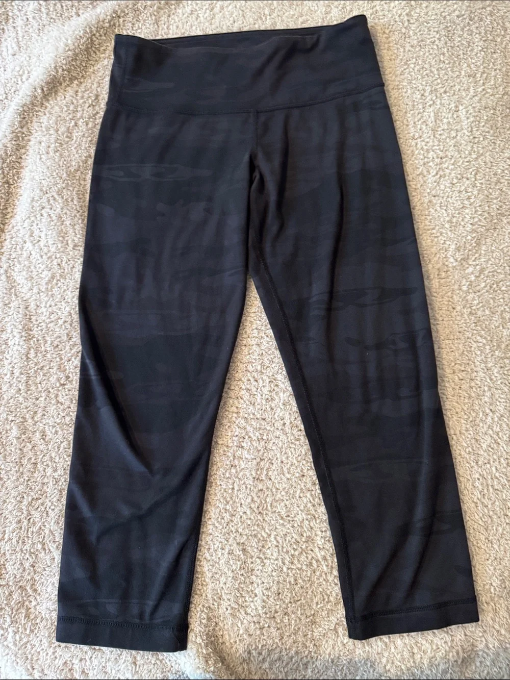lululemon wunder capri  Black Camo-Print  Size 6
